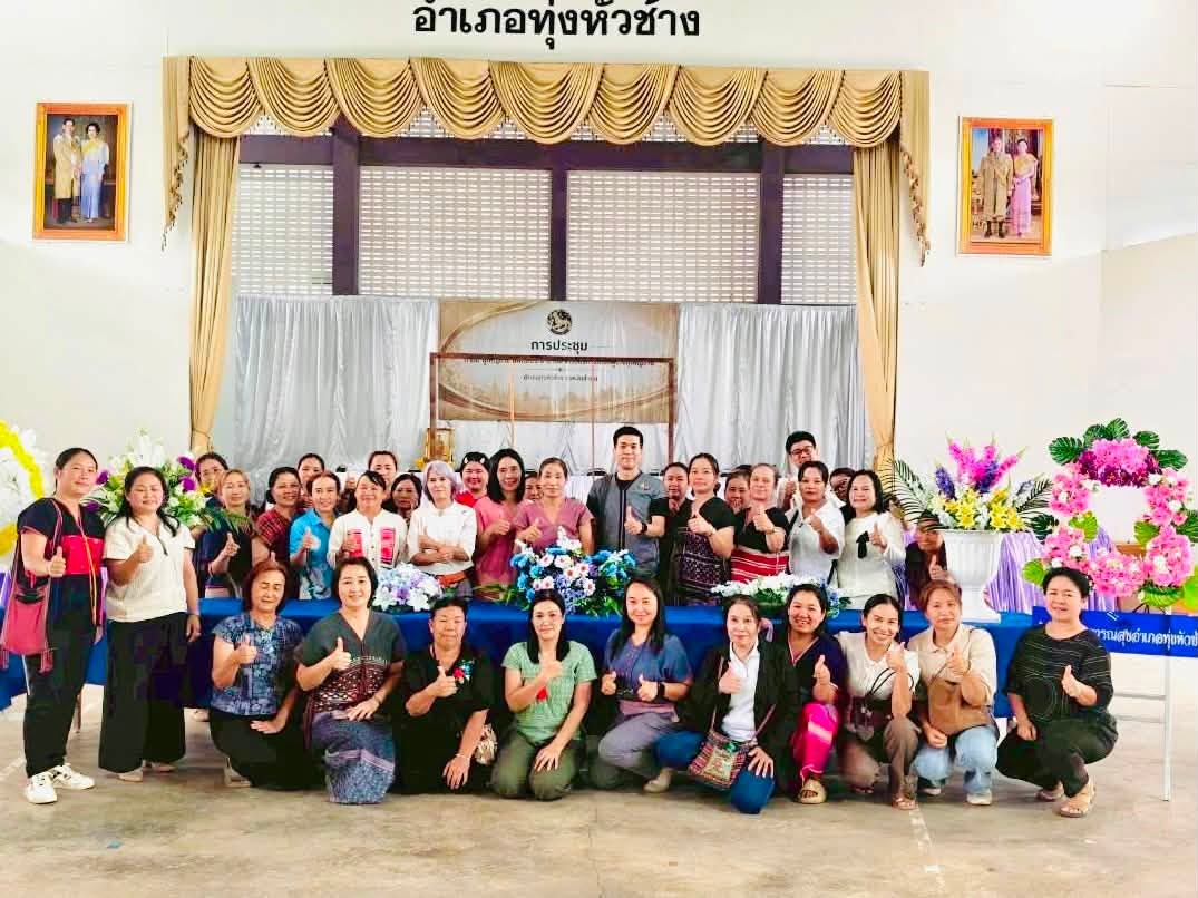 พช.ทุ่งหัวช้าง ร่วมกับ กพสอ.ทุ่งหัวช้าง ขับเคลื่อน “โครงการฝึกอบรมเพิ่มทักษะการจัดดอกไม้ประดิษฐ์และผูกผ้าในงานพิธี”